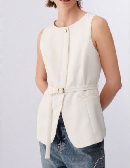 Light layer contemporary fashion piece