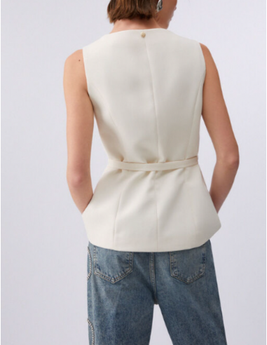 Tenue élégante veste ceinturée maille