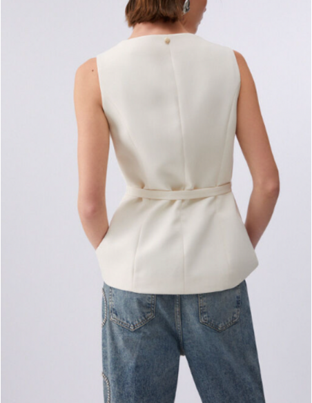 Tenue élégante veste ceinturée maille