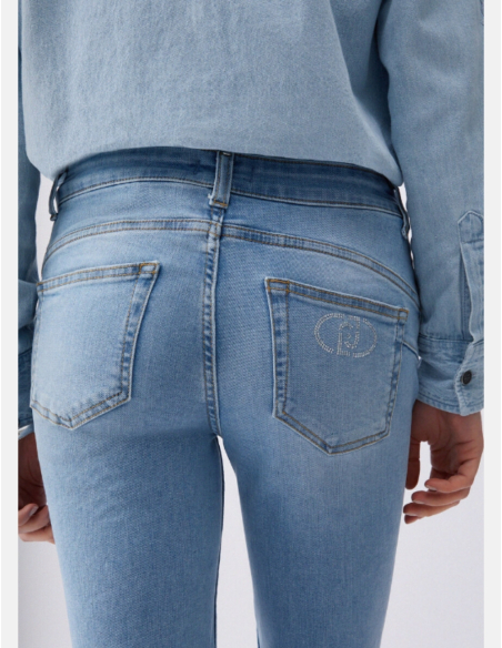 Feminine silhouette slim denim style