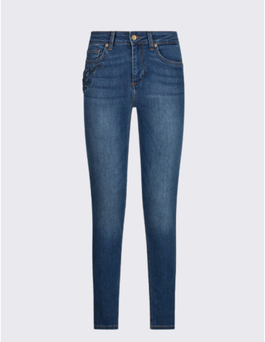 Skinny denim jeans embroidery chic look