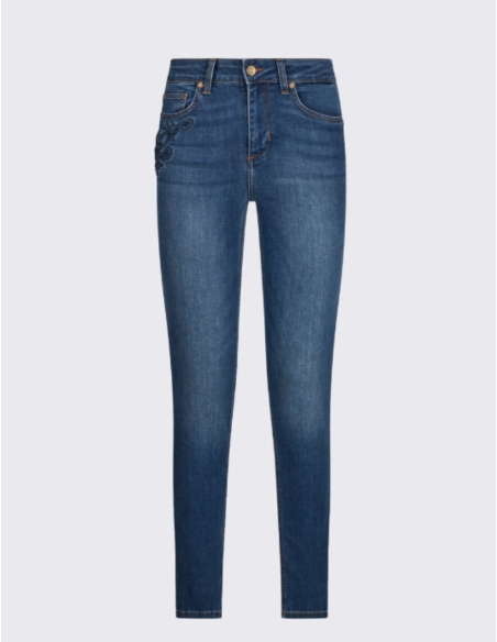 Skinny denim jeans embroidery chic look