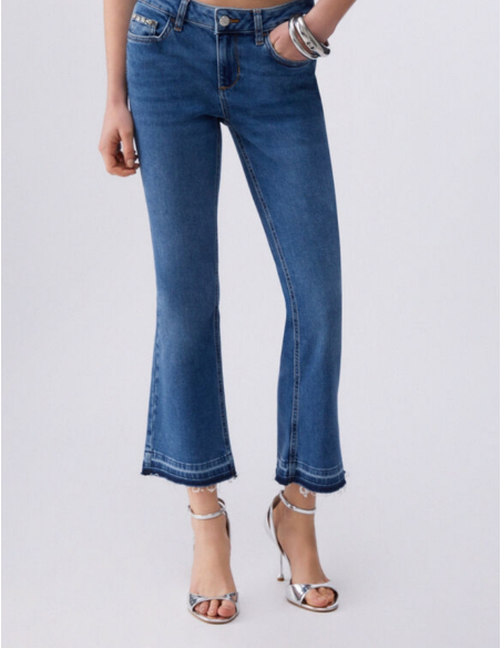 Dark blue bootcut denim jeans chic