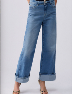 Jean évasé denim avec revers chic 2