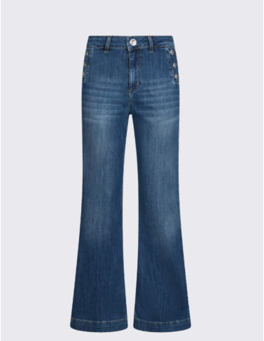 Flared denim jeans with turn-up chic