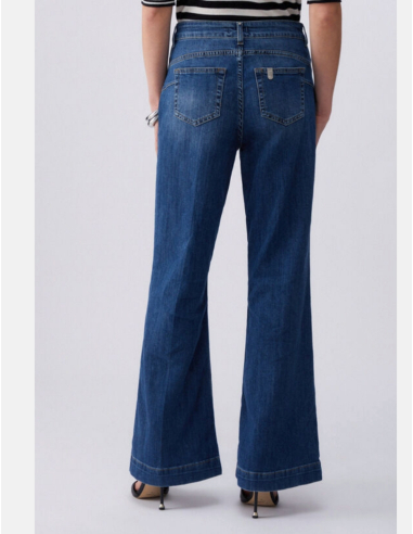 Jean femme denim évasé look moderne