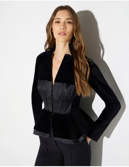 Elisabetta Franchi veste noire femme à épaules structurées