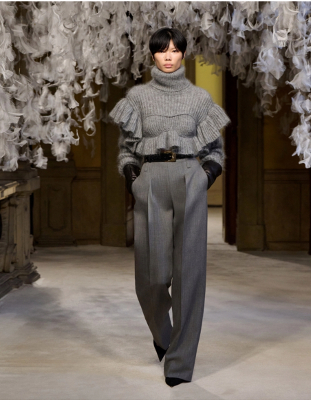 Pull en tricot avec bonnets structurés sur le buste